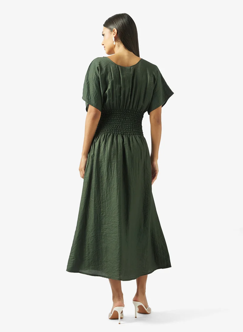 هيا كلوزيت فستان بياقة مربعة وحزام